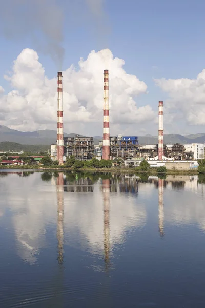 SANTIAGO DE CUBA, CUBA-November 23, 2015: Thermoelectric plant 'Antonio Maceo'. — Stock fotografie