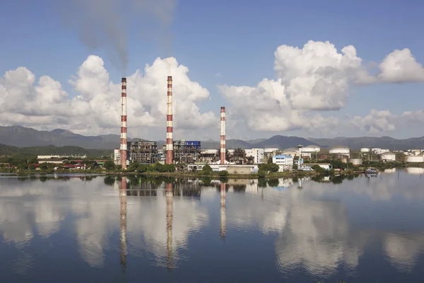 SANTIAGO DE CUBA, CUBA-November 23, 2015: Thermoelectric plant 'Antonio Maceo'. — Stock fotografie