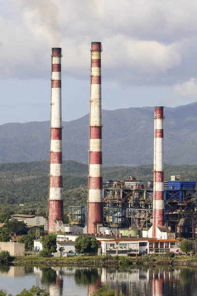 SANTIAGO DE CUBA, CUBA-November 23, 2015: Thermoelectric plant 'Antonio Maceo'. — Stock fotografie