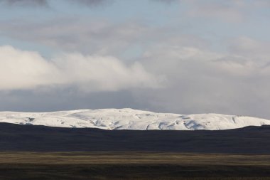 Buzul kaplı dağları ile ada manzara