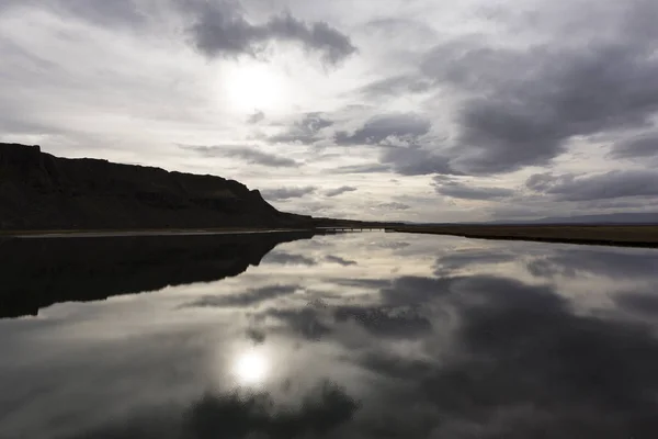 Islandia Paisaje con lago liso y reflejo del cielo — Foto de Stock