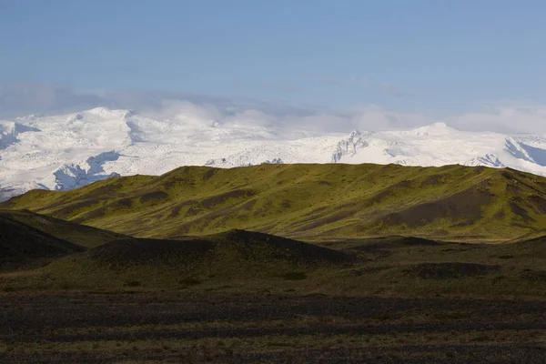 Paisaje en isla con montañas cubiertas de glaciares —  Fotos de Stock