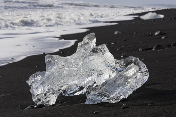 Plaża w lagunie Jokulsarlon lodowiec w Islandii na lodzie — Zdjęcie stockowe