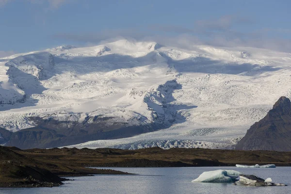 Superbe glacier Vatnajokull et montagnes en Islande — Photo