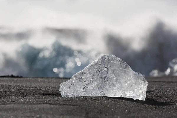 Ijs strand bij Jokulsarlon glacier lagoon in IJsland — Stockfoto