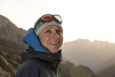Yakışıklı genç alpinist ısınma güneş ışınları bir çi sonra sahiptir.