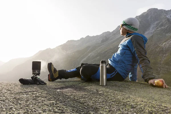 Alpinist mola dağlarda yapar, çay aşçılar ve inci sahiptir