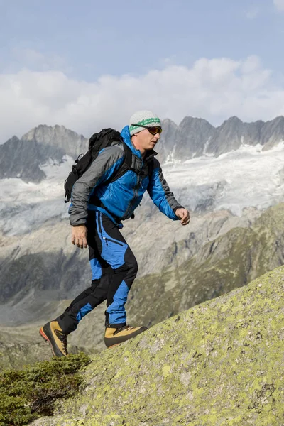 Dağcılar Alpler'de dik bir kayaya hiking
