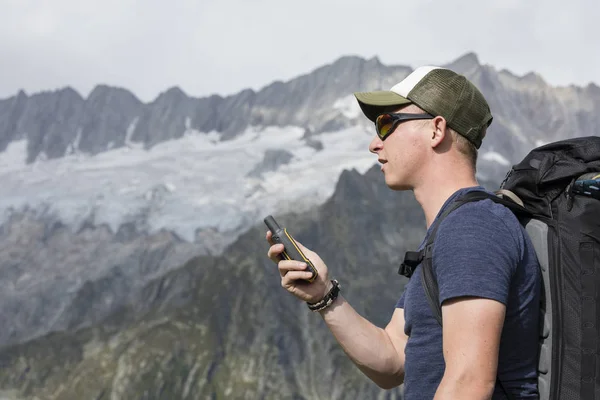 Montañero orientado con GPS en las montañas —  Fotos de Stock
