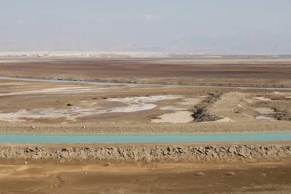 Canal d'eau salée dans la mer Morte, Israël . — Photo