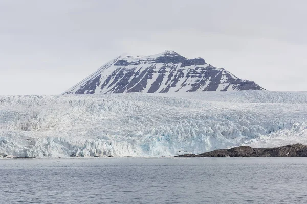 Bir buzul ve Svalbard, Spitsbergen icebergs ile defne deniz — Stok fotoğraf