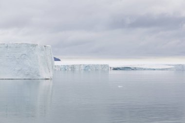 Svalbard, Spitsbergen, Norveç kutup deniz içinde yüzen buzdağı