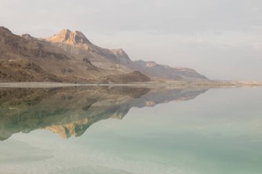 Ölü Deniz kıyı şeridi manzara görünümü. Dead Sea, Israel.