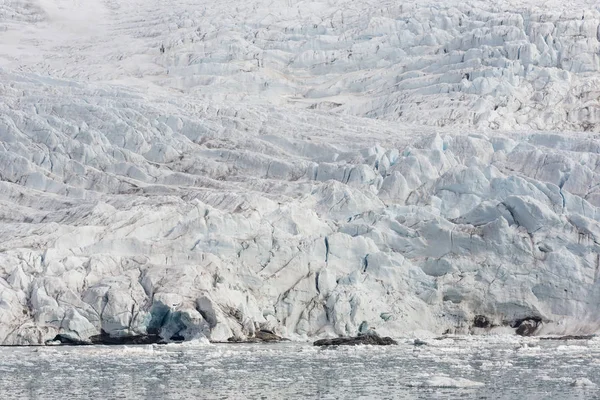 Baia marina con ghiacciaio e iceberg alle Svalbard, Spitsbergen — Foto Stock