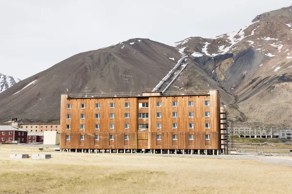 A cidade mineira russa abandonada Pyramiden em Svalbard, Spitsbe — Fotografia de Stock
