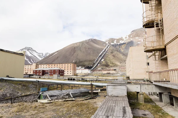 Terk edilmiş Rus maden kasabası Svalbard Pyramiden
