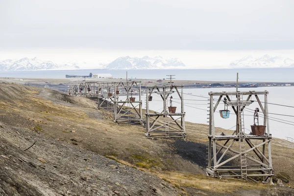 Stará lanovka pro přepravu uhlí v Longyearbyen, Spitsberg — Stock fotografie