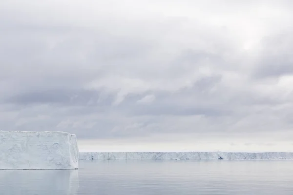Παγόβουνο επιπλέει στο η πολική θάλασσα του Σβάλμπαρντ, Spitsbergen, Νορβηγία — Φωτογραφία Αρχείου