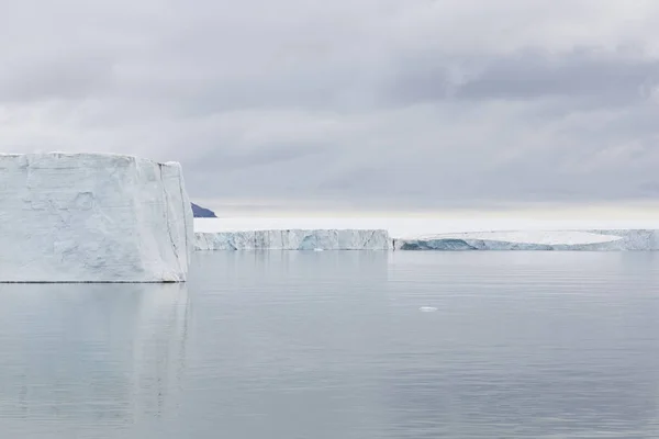 Ledovce plave v polárním moři Špicberky, Špicberky, Norsko — Stock fotografie