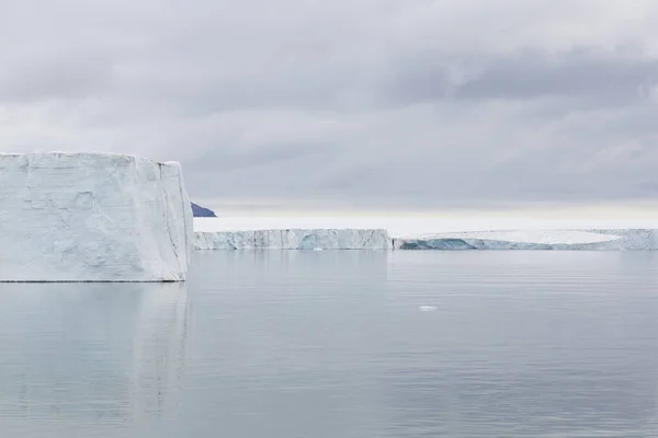 스발바르, Spitsbergen, 노르웨이의 북극 바다에에서 떠 있는 빙산 — 스톡 사진