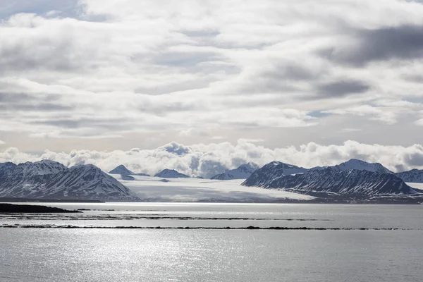 Bir buzul ve buzdağları Svalbard, Spitsbergen, hiçbir defne deniz