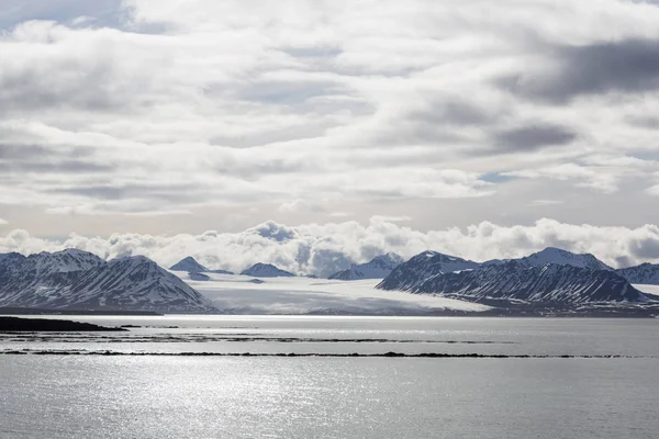 Zee baai met een gletsjer en ijsbergen in Svalbard, Spitsbergen, nr. — Stockfoto