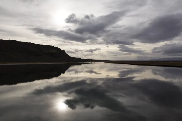 Islandia Paisaje con lago liso y reflejo del cielo —  Fotos de Stock