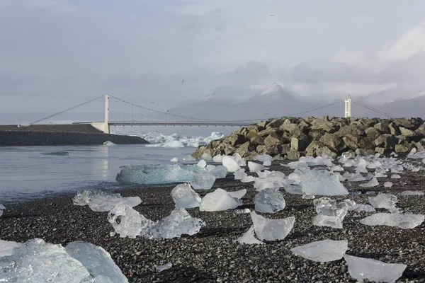 Ijsberg stukken op Diamond beach, in de buurt van Jokulsarlon lagune, Icelan — Stockfoto