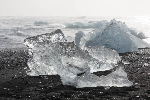 Iceberg kawałki na Diamond beach, w pobliżu laguny Jokulsarlon, Icelan — Zdjęcie stockowe