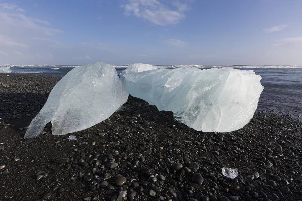 Ledovce kusů na Diamond beach, poblíž Jokulsarlon lagoon, na Islandu — Stock fotografie