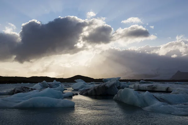 Icebergs estão flutuando na lagoa Glaciar em Jokulsarlon durin — Fotografia de Stock