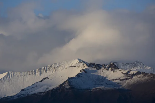 Paesaggio in isola con montagne ricoperte di ghiacciaio — Foto Stock