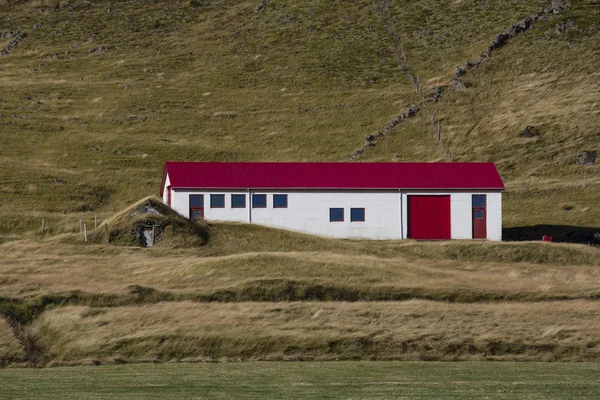 Schöne rot gedeckte Farm in Island. — Stockfoto