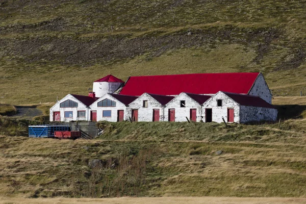 Bella fattoria coperta di rosso in Islanda . — Foto Stock