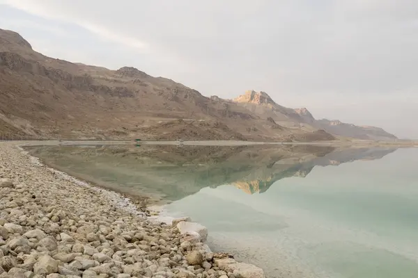 Ölü Deniz kıyı şeridi manzara görünümü. Dead Sea, Israel.