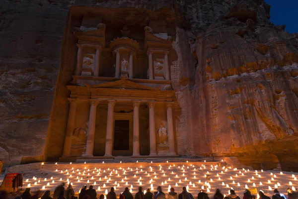 Petra, Jordania, 24 de diciembre de 2015, El Tesoro, Petra de noche . — Foto de Stock