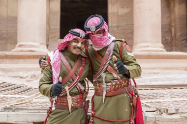 Petra, Ürdün - 25th Aralık 2015: kentin taş securitiy koruyan Royal asker