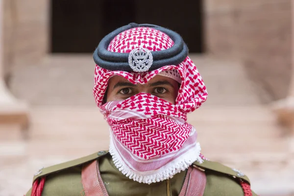 PETRA, JORDANIA - 25 de diciembre de 2015: Soldado real custodiando la seguridad de piedra de la ciudad — Foto de Stock