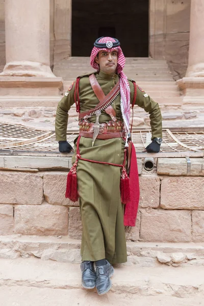 Petra, jordan - 25. Dezember 2015: königlicher Soldat bewacht die steinerne Sicherheit der Stadt — Stockfoto