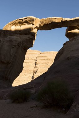 Garip kaya oluşumları güzel Burdah kaya köprü Wadi Rum, Jordan