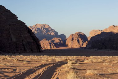 Wadi Rum (Moon valley) çöl manzara günbatımı zaman, Jordan