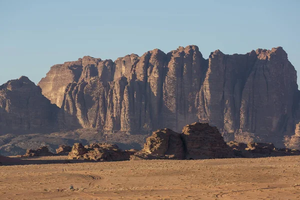 Wadi Rum (el valle de la Luna) paisaje del desierto al atardecer, Jordania — Foto de Stock