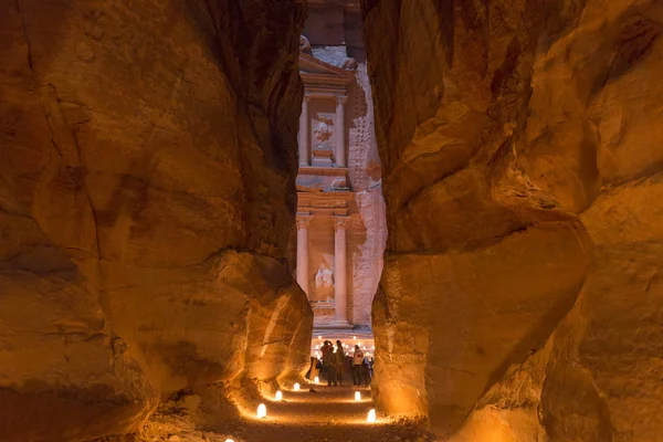 Petra, Jordan, December 24th 2015, The Treasury, Petra by night. — Stock Photo, Image