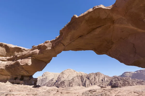 doğal taş köprü ve wadi rum çöl, jordan'ın panoramik manzarasını