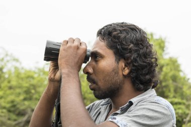 Tissamaharama, Sri Lanka. 20 Şubat 2017: Safari kılavuz bak