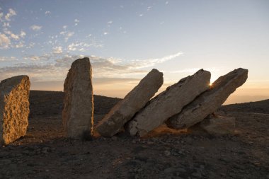 Negev Çölü, İsrail - 21 Aralık 2016: Anıt makhtesh yukarıda ramon krater.