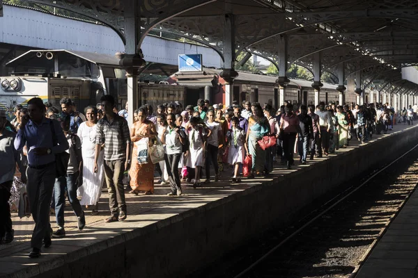 Kandy tren istasyonunda bekleyen Sri Lanka, Colombo, Şubat 2017, kalabalık — Stok fotoğraf