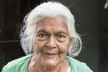 Tissamaharama, Sri Lanka. 19 Şubat 2017: Büyükanne bir pazarında