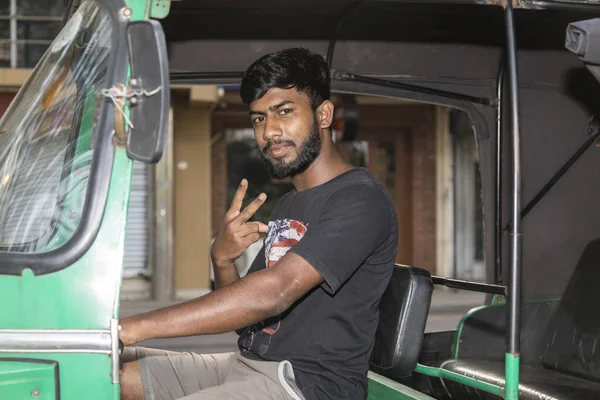Colombo, Srí Lanka 10. února 2017: mladý, pohledný Tuk tuk řidič — Stock fotografie