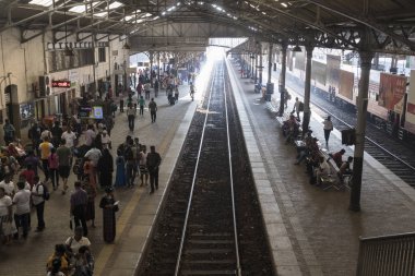 Tren istasyonunda bekleyen Sri Lanka, Colombo, 11th Şubat 2017, yolcu